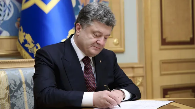 Порошенко підписав закон про перейменування УПЦ МП
