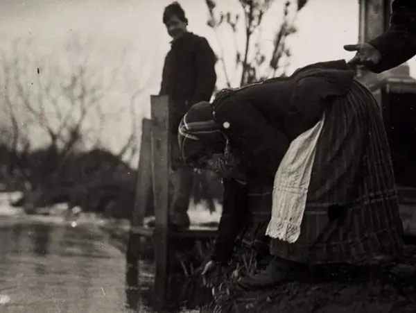 Жінка п'є свячену воду, м.  Володимир, 1917.