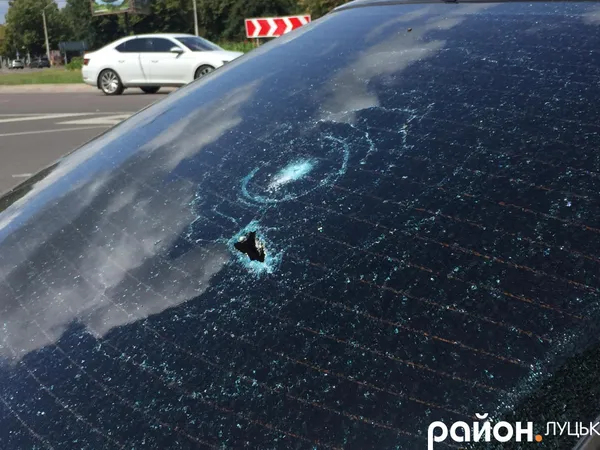 У Луцьку біля історичного факультету стоїть понівечений Mercedes (фото)