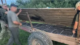 На Волині трактор тягнув підводу з сигаретами до Польщі (фото)
