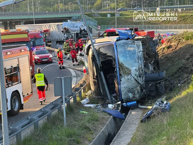 У Польщі перекинувся автобус з українцями, у місце аварії згодом влетіла фура (фото)