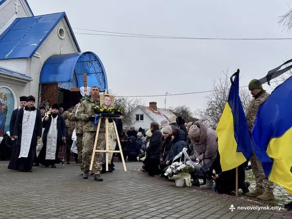 Загинув у ДТП на Харківщині: у Нововолинську попрощалися з воїном Володимиром Завадським (фото)