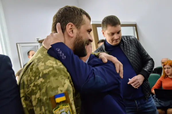 «Ти чого мене не вітаєш з Днем добровольця?» – запитав Аркадій Соломатін в Олександра Кравченка...