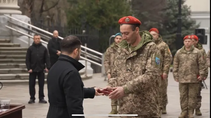 За мужність та відвагу: Зеленський нагородив воїна з Волині (фото)