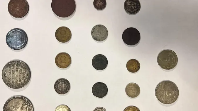 На Волині митники зупинили спробу вивезення за кордон старовинних монет (фото)