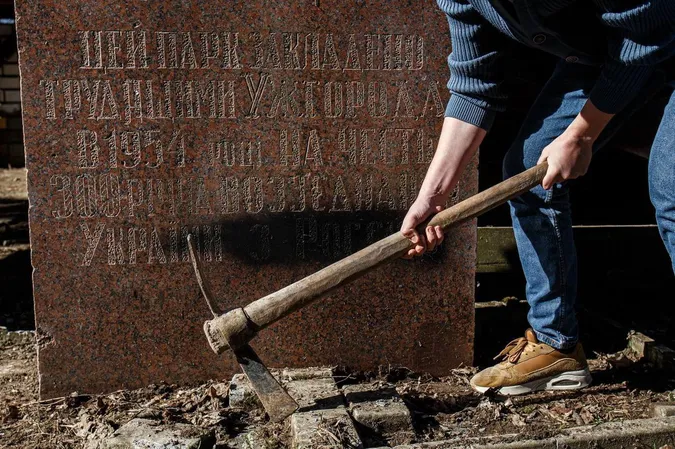 В Ужгороді знесли пам'ятник «возз'єднання» України та Росії (фото)