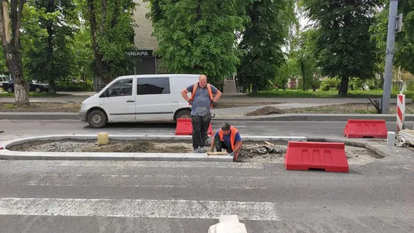 У Луцьку на Волі облаштовують «острівки безпеки»: чи зручні такі конструкції (фото, відео)