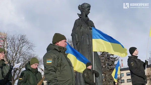 Свято єднання: у Луцьку розгорнули довжелезний стяг у День Соборності (фото, відео)