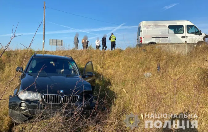 На Волині водійка «опеля» не пропустила BMW – авто з'їхало з дороги (фото)