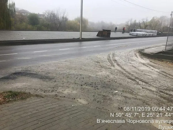 Будівельників у Луцьку змусили прибрати забруднену дорогу (фото)