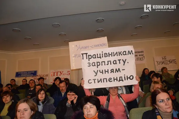 Викладачі та студенти волинських ПТУ «заполонили» сесійну залу Волиньради