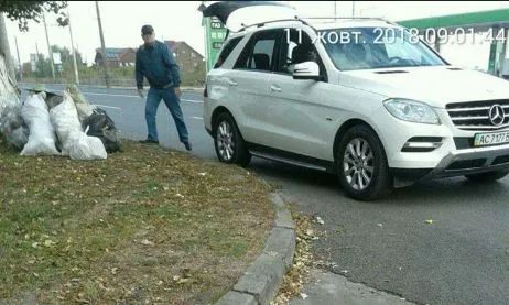 Хто захаращує узбіччя: лучанин на «мерсі» попався зі сміттям (фото)