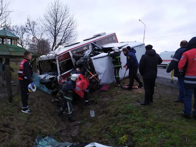 ДТП на Волині: рятувальники витягали чоловіків, яких затиснуло в автівках