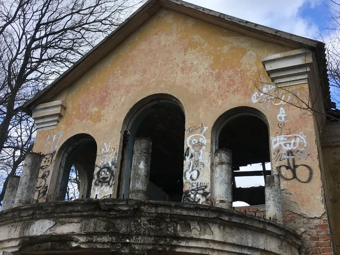 У Голобах панський маєток перетворили на сміттєзвалище із матюками на стінах