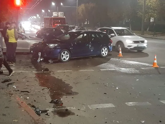 ДТП на Відродження: три автівки в «друзки», є постраждалий (фото, відео)