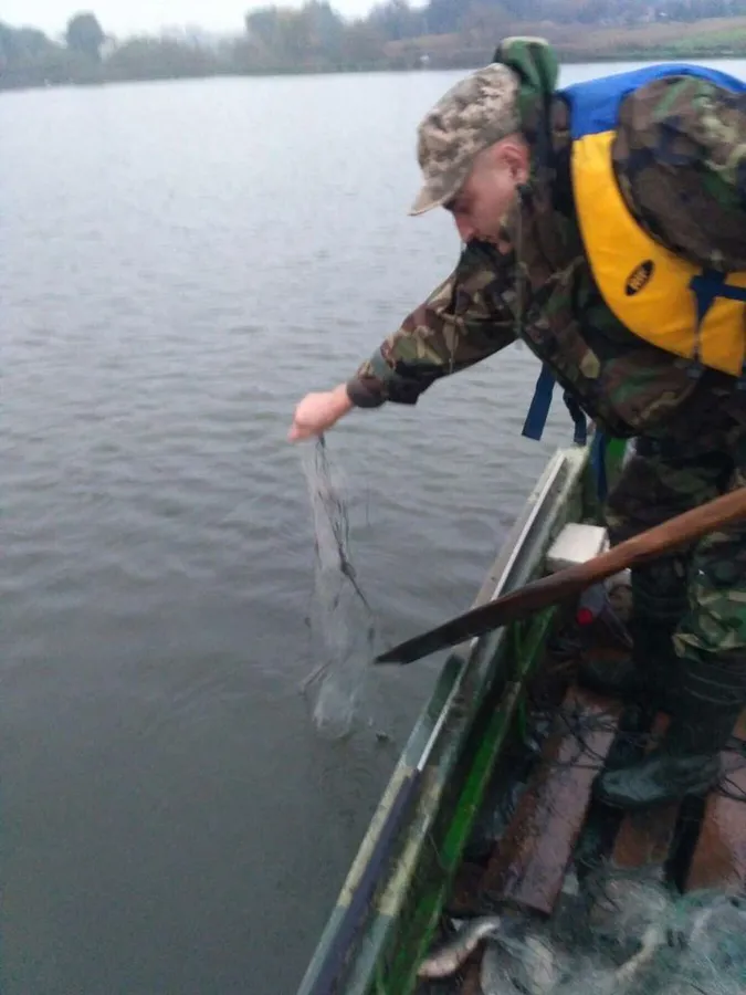 На водосховищі в Горохівському районі знайшли пів кілометра «нічийних» сіток (фото)