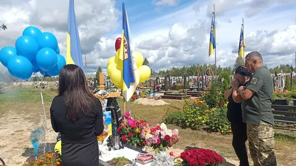Батьки та дружина загиблого прикордонника Владислава Зусько на його могилі у селищі Любешів
