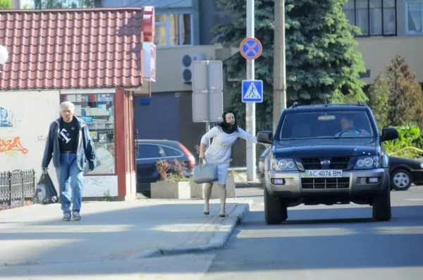 Ковтуненко підвозить свою дружину Віру Смокович на роботу на автівці «LANDWIND». Приблизна ціна авто на сайті «аuto.ria»  – 11 – 15 тисяч доларів