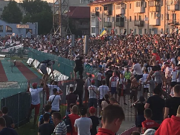 Бійка, політ стільця і запалені трибуни: як проходив матч між «Волинню» і «Карпатами» (фото, відео)