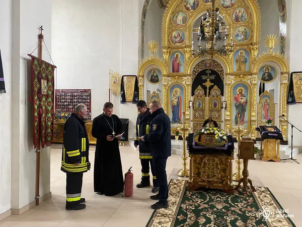 На варті духовності та безпеки: волинські рятувальники відпрацювали гасіння пожеж у церквах (фото)