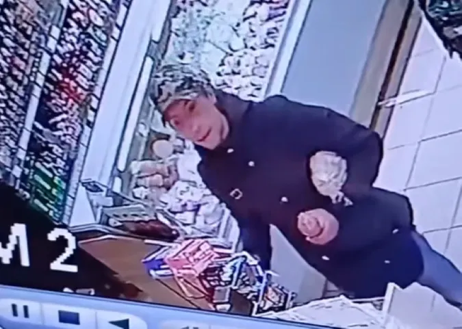 Допоможіть знайти: у Луцьку злодій розрахувався в магазині вкраденою у дитини карткою (відео)