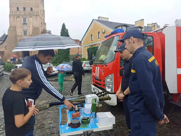 У Луцькому замку сапери ДСНС познайомили дітей зі смертоносними предметами (фото)