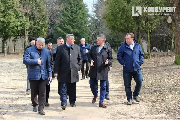 Микола Романюк прогулюється парком імені 900-річчя Луцька  із керівниками підприємств «Модерн-Експо» Петром Пилипюком та «Волинь-Зерно-Продукт» Євгеном Дудкою
