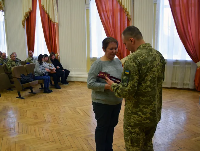 У Луцьку рідним загиблих прикордонників вручили їхні нагороди (фото)