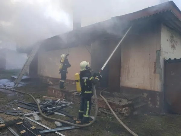 Назвали ймовірну причину пожежі у луцькому кафе (фото, відео)