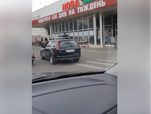 У Луцьку паркохам став на місце для людей з інвалідністю й ігнорував зауваження