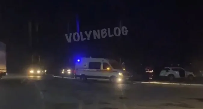 У Луцьку на Дубнівській легковик не пропустив «швидку» (відео)