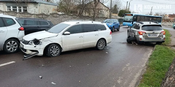 Вирване колесо й уламки на дорозі: у Луцьку – подвійна ДТП (фото)