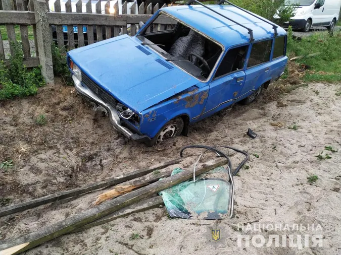 У Ковельському районі «жигулі» влетіли в бетонну огорожу (фото)