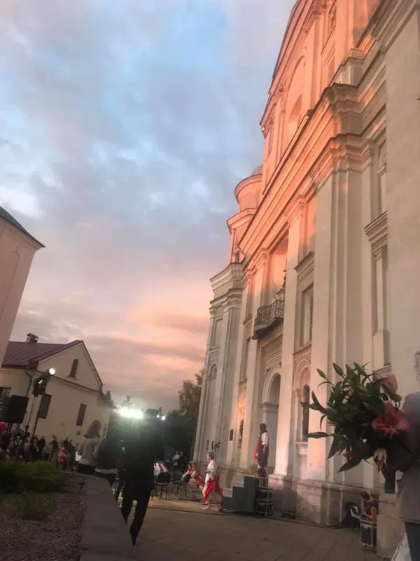Артпроменад: як біля костелу святих Петра і Павла у Луцьку звучали скрипки (фото, відео)