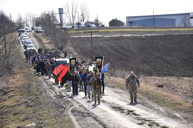 На колінах і зі сльозами: на Волині попрощались з Героєм Василем Філончуком (фото)