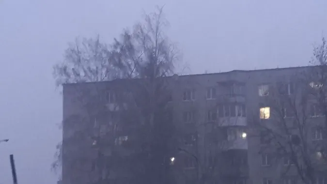 Замело за лічені хвилини: Луцьк накрив шалений вітер зі снігом (відео)