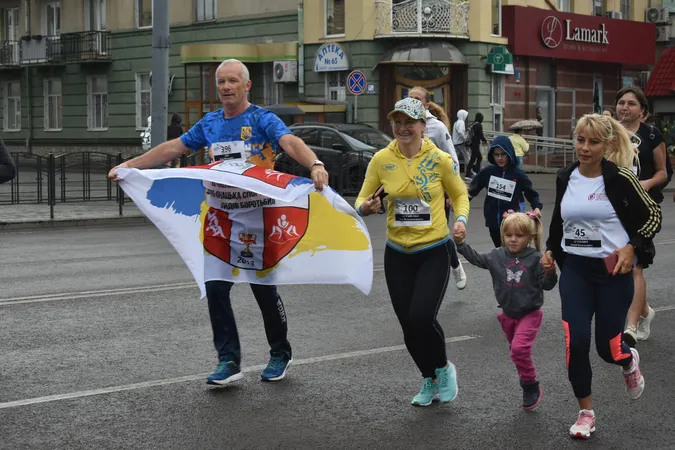 Понад 400 людей долучилися до патріотичного забігу в Луцьку (фото)