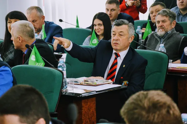 ...а потім вирішив уточнити:...