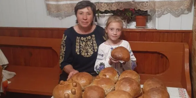 Господиня з Камінь-Каширщини пече хліб на заквасці та капустяному листі (фото)