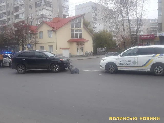 Потрійна ДТП: у Луцьку  КІА влетіло в мікроавтобус та поліцейське авто (Фото)