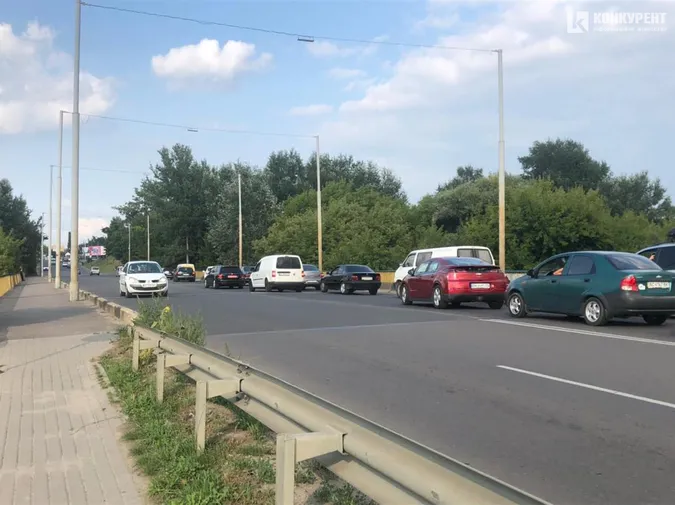 На виїзді з Луцька на мосту зіткнулись Fiat і Ford (фото)