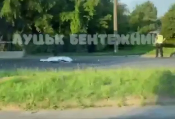 У Луцьку на Карпенка-Карого – смертельна ДТП: авто збило людину (відео)