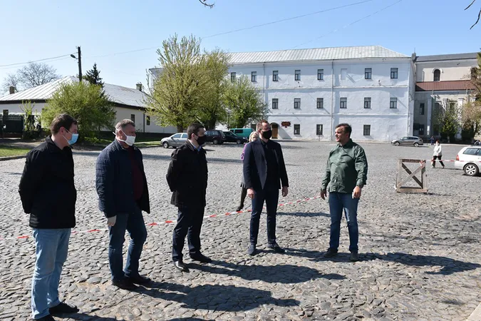 Лесин ясен у Луцьку серйозно похилився: до порятунку залучають спеціалістів (фото)