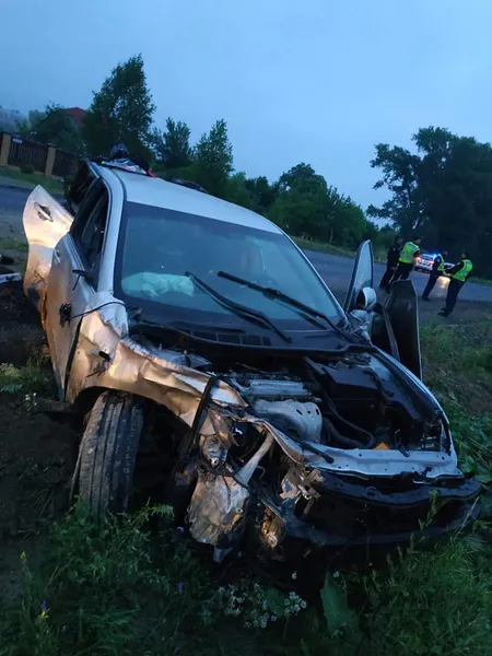 Автівку зім’яло і знесло з дороги: на Волині водій врізався в острівець безпеки (фото)