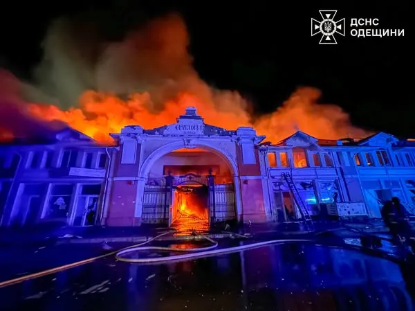 РФ вдарила «шахедами» по Одесі – горить легендарний ринок «Привоз» (фото)