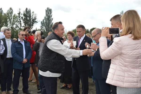 Гості пригощаються