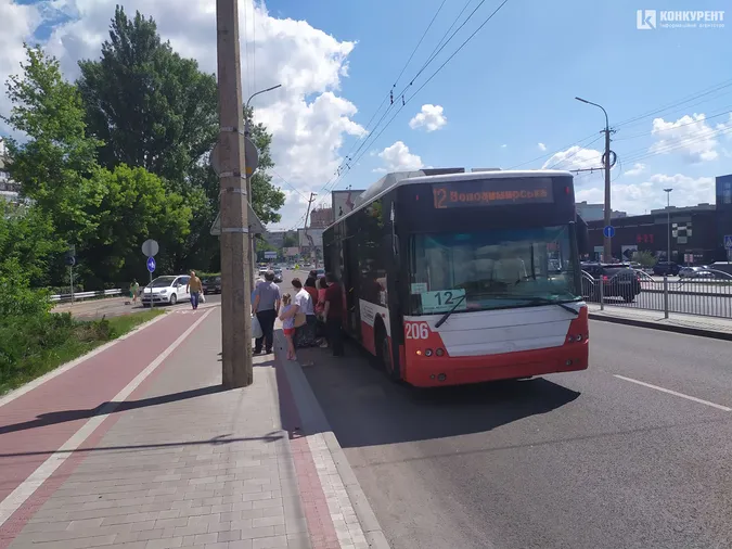 У Луцьку навпроти Там-Таму відвалився тримач лінії електромереж (фото)