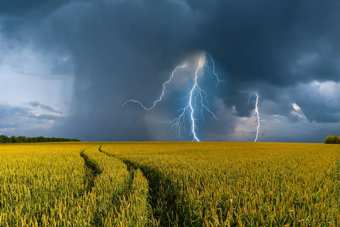 ⛈Грози, шквали та град: на Волині погіршиться погода