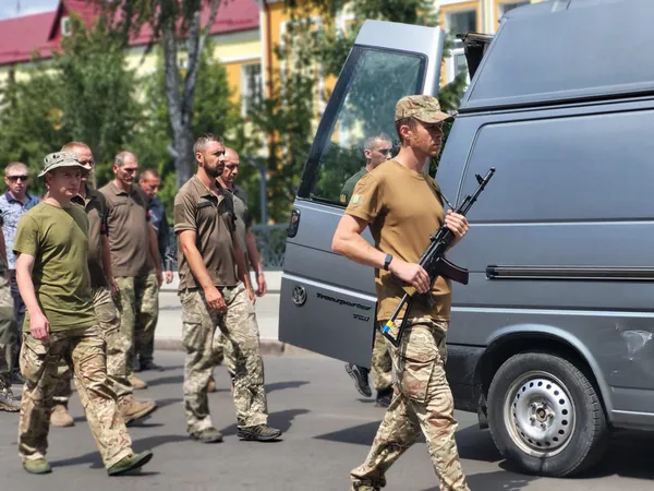 Сотні ковельчан стали на коліна перед загиблим Героєм (фото)