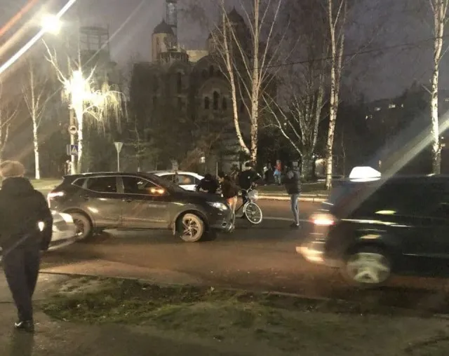 У Луцьку автомобіль збив велосипедиста (фото)